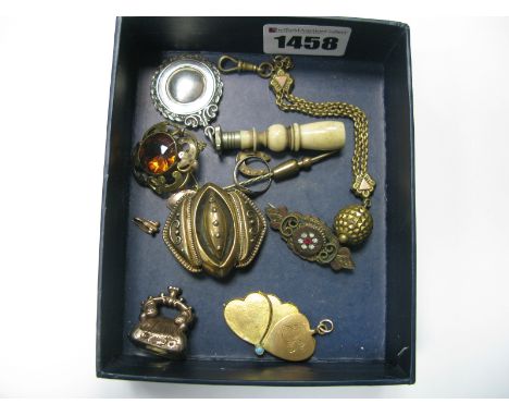 XIX Century and Later Brooches, seal style fob pendant (lacking suspension loop), four leaf clover style folding pendant, med