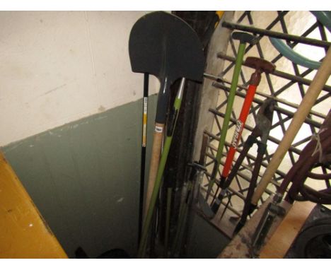 A small quantity of good quality contemporary gardening related tools
