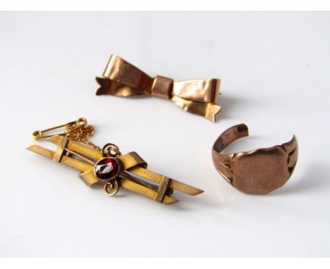 9ct and garnet pin brooch, 9ct bow brooch and further 9ct rose gold ring (a.f) 10.5g total