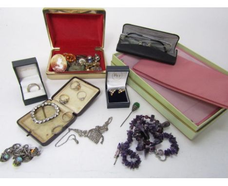 Mixed collection of costume jewellery comprising various rings to include a jade example, amethyst type stone necklace, stick