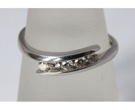 A 9ct white gold crossover ring set with 5 diamonds size P/Q, 1.5g