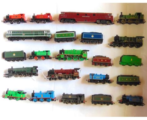 Large collection of Hornby locomotives and carriages to include Western Pathfinder, D1001, Thomas The Tank Engine models and 