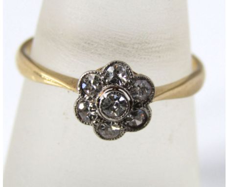 An 18ct gold diamond daisy ring, size P/Q, 2g