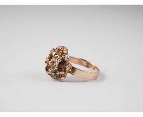 A yellow metal "rose gold" nugget ring, 10g 