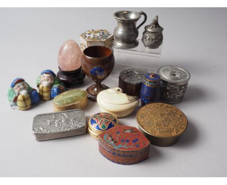 A quantity of pill boxes, a silver plated snuff box, three cloisonne boxes and other items 