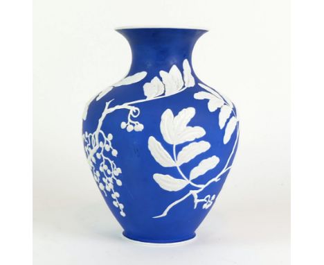 BALUSTERVASE, Porzellanmanuf Phillip Rosenthal/Selb, 1920er/30er Jahre, Dekor, Relief und Oberfläche in der Art von Wedgwood/