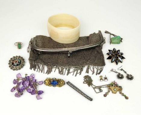 MODESCHMUCKKONVOLUT, 19./20. Jh., Farbsteine, Amethyst, Strass, etc, bestehend aus: 2 Ketten, Ring, 4 Broschen, Armreif, "Bei
