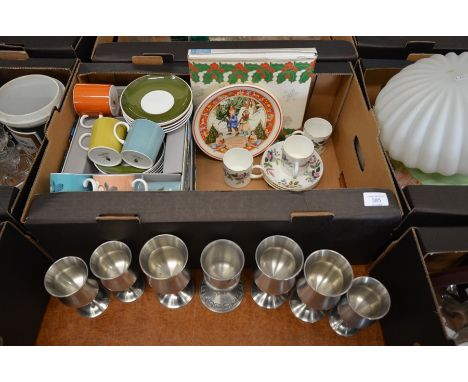 Two boxed sets of Wedgwood Susie Cooper design coffee cans and saucers to/w five similar unboxed coffee cans and saucers, fou