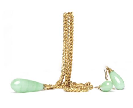 GREEN HARDSTONE PENDANT ON CHAINthe pendant with a pear shaped green hardstone drop 24mm long, possibly jade, on an unmarked 