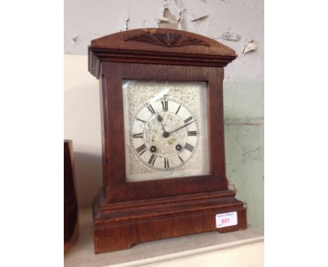 AN OAK MANTEL CLOCK, HEIGHT 32CM. C5
