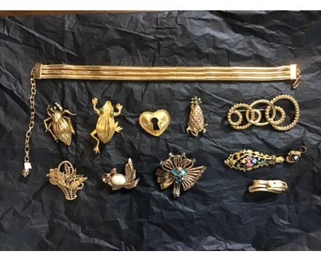 Selection of vintage costume jewellery 