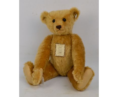 A boxed British Collectors' 1989 Steiff teddy bear no.0174/61, with numbered white and black tag to ear, with blonde mohair f