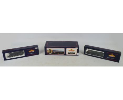 A Bachmann Branchline OO scale model class 159 stagecoach three car boxed set, a boxed Bachmann 31-102A black E/Crest BRIB te