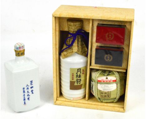 A Japanese Gekkeikan Sake cased gift set consisting of one Horin Gekkeikan, one mini barrel and two special square cups, and 
