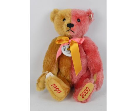 A boxed Steiff Club edition 1999/2000 teddy bear no.420184, with numbered white and red tag to ear, with half blonde mohair a