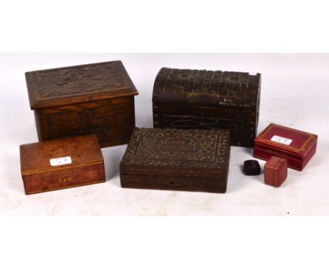 A carved oak trinket box, an Anglo-Indian carved trinket box, a dome topped carved trinket box, and four jewellery boxes (7).