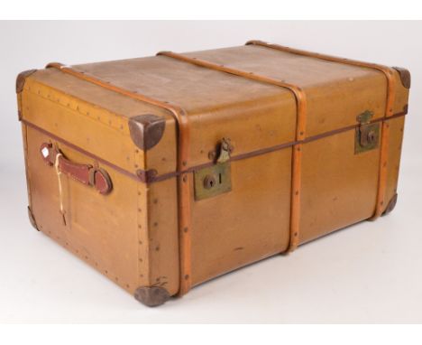 A vintage leather and wood bound travelling trunk containing a pull out tray, 76.5 x 48 x 36cm.
