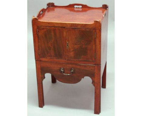 GEORGE III MAHOGANY TRAY TOP COMMODE, with a pair of crossbanded and line inlaid doors above a commode drawer (now adapted), 
