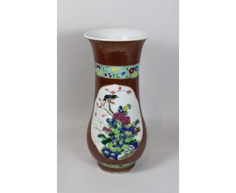 Lobed Vase, China, Porzellan, Vierzeichen Marke Kangxi (1662-1722), wohl späte Qing Dynastie, braune Unterglasur, florale Sze