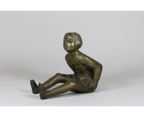Karl Kluth (deutsch, geb. 1922), Sitzendes Mädchen, Bronze, 2012. sig.: K. Kluth. H.: 14,5 cm. Guter, altersbedingter Zustand