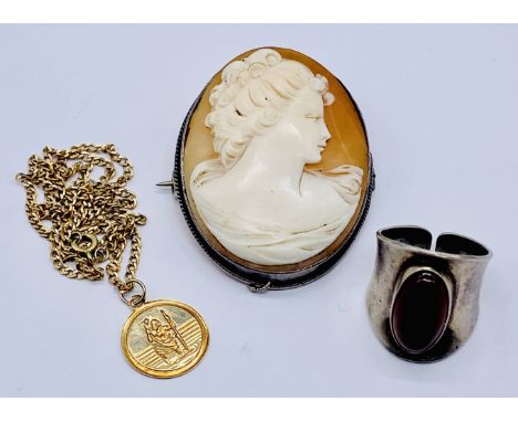 A 9ct gold St Christopher on 9ct chain (1.7g) along with a Sterling silver ring by N E From, Denmark and a silver mounted cam