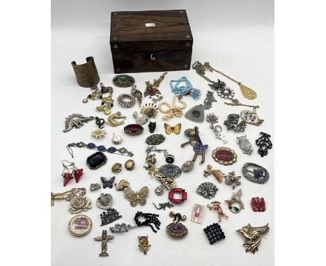 A collection of various vintage costume jewellery including a number of brooches