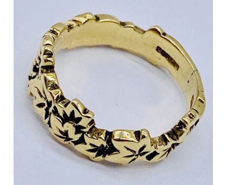An 18ct gold ring in the form of leaves, size M 1/2, weight 5.4g