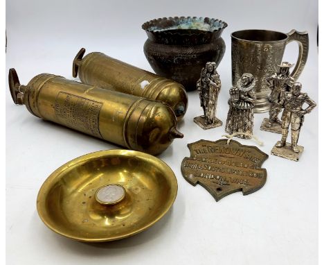 A collection of assorted metalware  items to include, two brass pumps, tankard, ashtray with coin to centre etc