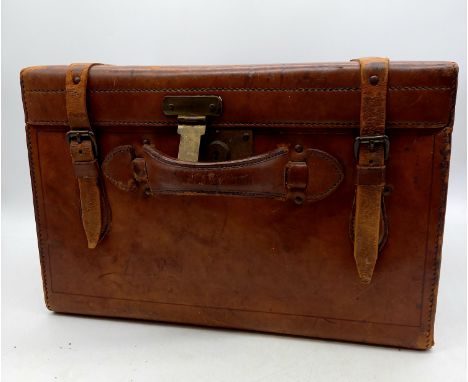 A brown leather vintage travelling trunk, 45 cm wide, 36 cm deep, 30 cm high.