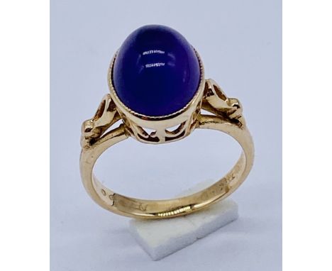 A 9ct gold ring set with a cabochon amethyst, size H