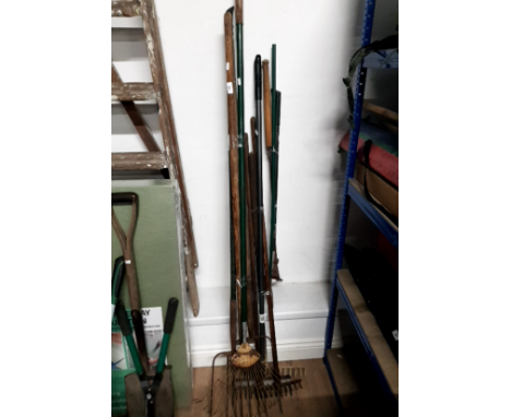 3 BUNDLES OF GARDENING TOOLS