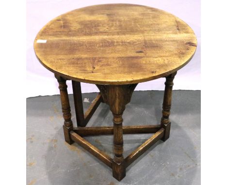 Small circular oak gate leg table, D: 68 cm, H: 59 cm. Not available for in-house P&amp;P 