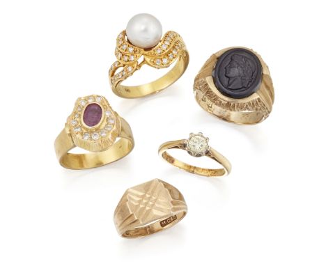 A group of five rings, comprising: an 18ct gold single stone diamond ring, Birmingham hallmarks, 1971, ring size I¼; an 18ct 