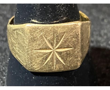 A 9ct gold ring. 4.21 grams 