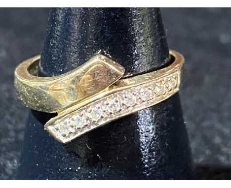 A 9ct gold &amp; diamond cross over ring. 2.14 grams 