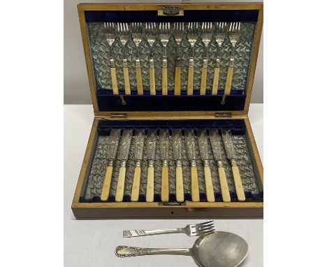 A quality cased vintage fish knife & fork set. 