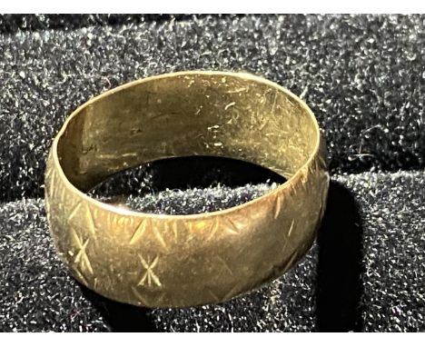 A 9ct gold band ring with etched design. 5.58 grams. 