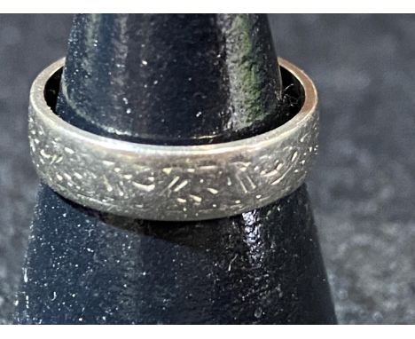 A 18ct white gold band ring with etched design. 3.15 grams 