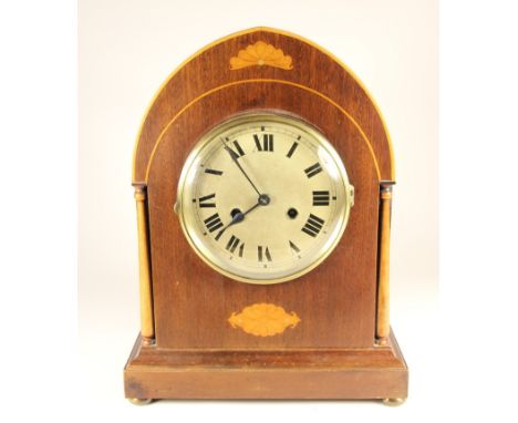 An Edwardian mahogany mantle clock, with boxwood inlaid decoration, pendulum, 39 x 30 x 16 cm