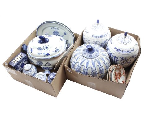 2 boxes with oriental porcelain including 3 Chinese 18th century dishes with Amsterdam Bont decor, 16 cm diameter, lidded dis