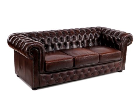 Brown leather Chesterfield 3-seater sofa, side of sofa with copper plate and name Rochester traditional Chesterfield, 78 cm h