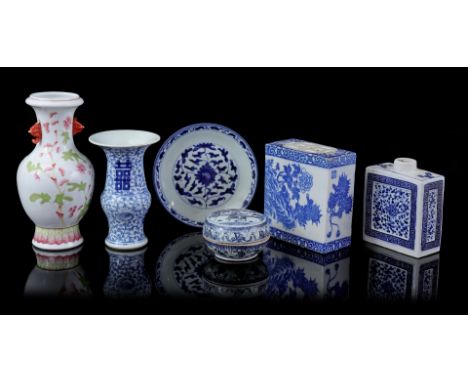 Lot with 6 pieces of Chinese porcelain objects, vase with ears and decoration of blossom branch, 23 cm high, tea caddy, 14 cm
