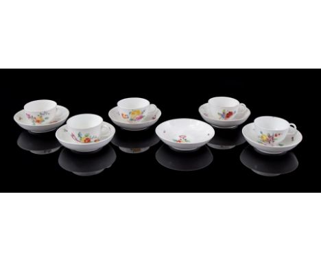 The Hague Porcelain Factory 5 cups and saucers with floral decoration, The Hague 1776-1790 with 1 extra saucer