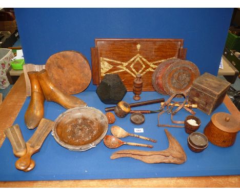 A quantity of Treen to include: shoe lasts, boot formers, tea caddy, pipe, tray, spoons, lidded pot, etc.