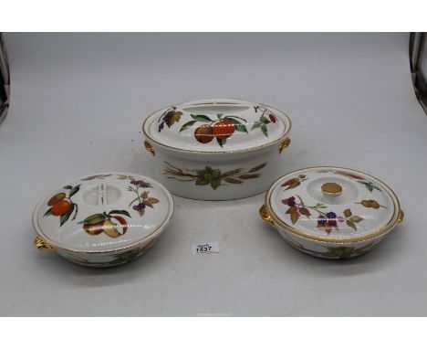 A quantity of Royal Worcester "Eveham" lidded tureens (some rubbing to glazing).