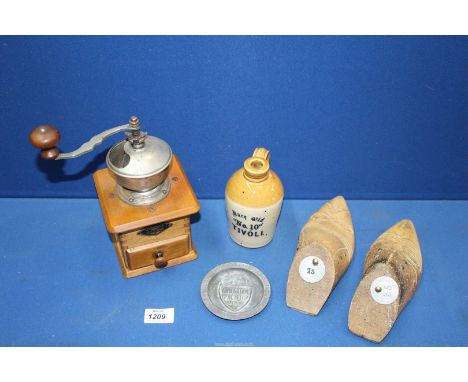 A "Leinbrook" coffee grinder, two carved wooden shoe stretchers F. Caillet, a Canadian Pacific railway ashtray, etc.