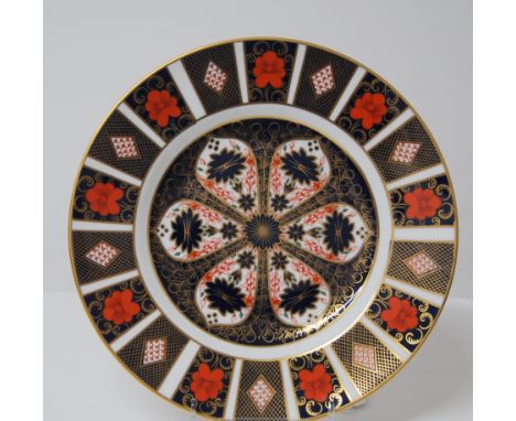 FIRST QUALITY ROYAL CROWN DERBY OLD IMARI SGB NO.1128 PLATE, DATE CODE MMVIII (2008), 21.5CM DIAMETER.