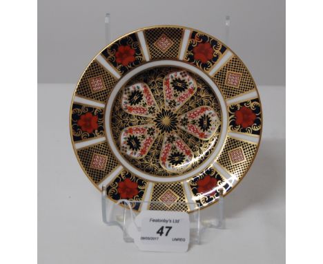 FIRST QUALITY ROYAL CROWN DERBY IMARI PLATE, DATE CODE MMX (2010) 15.5CM DIAMETER.