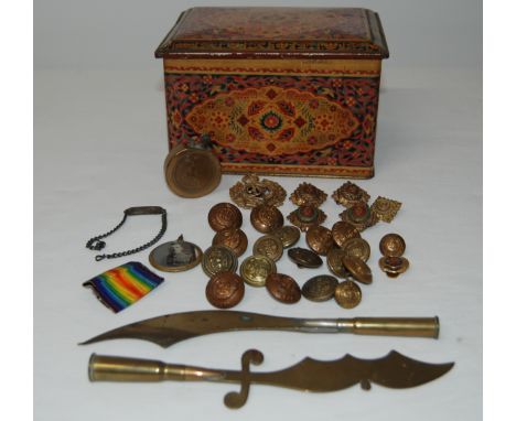 TIN CONTAINING 2 WWI TRENCH ART LETTER OPENERS, WWII CIRCULAR BRASS CIGARETTE LIGHTER WITH 2 OLD 1940 PENNY COINS INSET EITHE