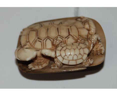 2ND QUARTER 20THC CARVED IVORY JAPANESE NETSUKE, A STUDY OF 2 TORTOISES & RETAINS IT'S INSCRIBED MOTHER OF PEARL BUTTON TO BA